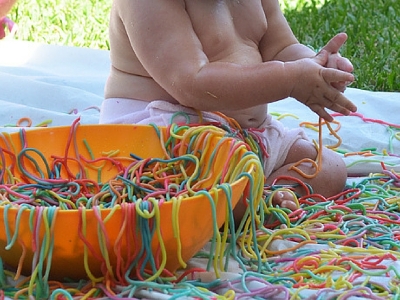 Non sprecate gli spaghetti avanzati, rendiamoli un&#039;attività sensoriale