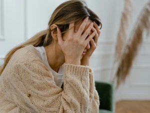 Ansia e depressione: le donne rischiano di più, ma la medicina non le studia