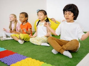 Lo yoga per bambini fa così bene che ora lo fanno anche in ospedale