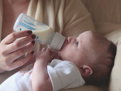 Perché non dobbiamo dare acqua ai bambini sotto i sei mesi