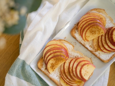 Il toast con crema di frutta secca e mela: colazione e merenda perfette