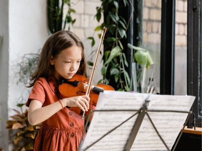 Insegnare la musica ai neonati come fosse una lingua: il metodo Suzuki