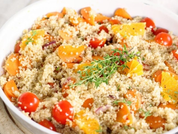 Cous cous con agrumi, pesche e pomodorini