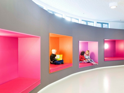 La Bønsmoen Primary School in Norvegia, colorata e funzionale