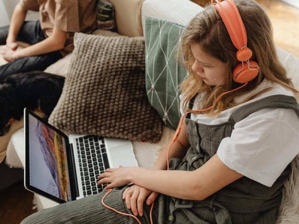 ASMR e bambini: benefici e rischi di una tendenza sempre più diffusa