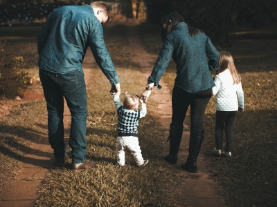 Passeggiare coi bambini: le migliori scarpe per camminare senza rinunciare all’eleganza