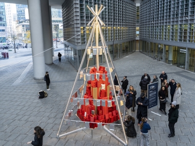 A Milano c&#039;è un albero di Natale fatto tutto di libri: da vedere!